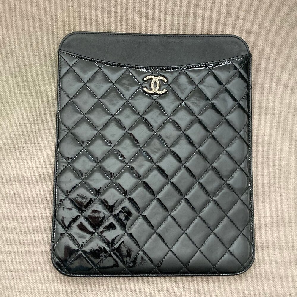 Gently Used Chanel Black Quilted Patent Leather CC Shiny Brilliant iPad Case - Picture 2 of 9